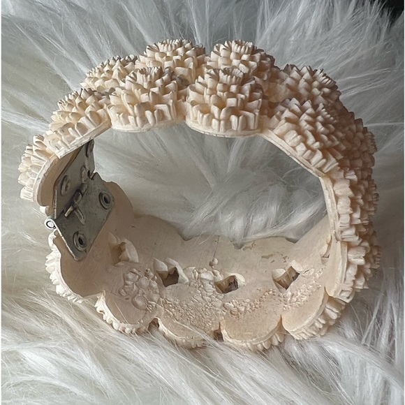 🤍 Faux Coral Flower Hinged Bracelet 🤍 - Picture 6 of 10